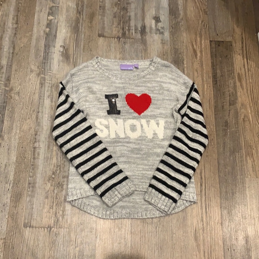 I love snow girls sweater never been worn